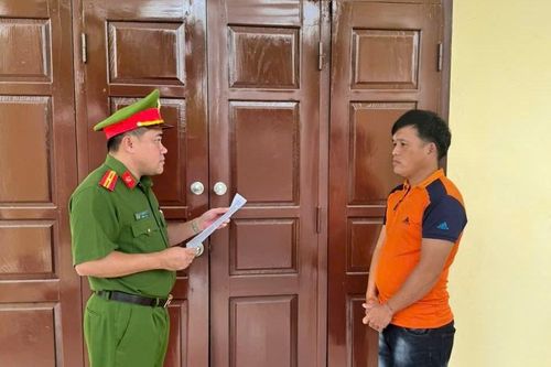 Chở thuê khí cười, bị khởi tố về tội 'Vận chuyển hàng cấm'