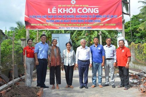 An Giang: Hỗ trợ hơn 450 triệu đồng cho người dân, học sinh xã An Cư