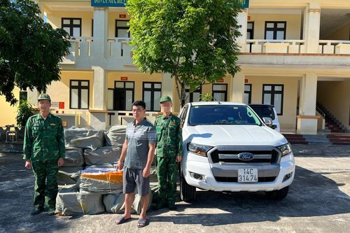 Bộ đội Biên phòng bắt vụ vận chuyển thực phẩm không rõ nguồn gốc