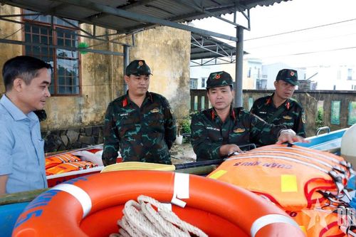 Bộ CHQS thành phố Đà Nẵng bố trí lực lượng, phương tiện ứng trực tại các khu vực xung yếu