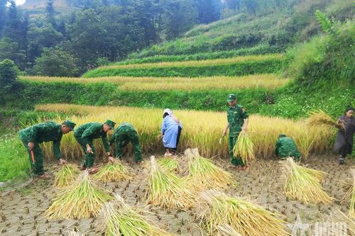 Đồn Biên phòng cửa khẩu Săm Pun chăm lo hậu phương, vun đắp tình quân dân