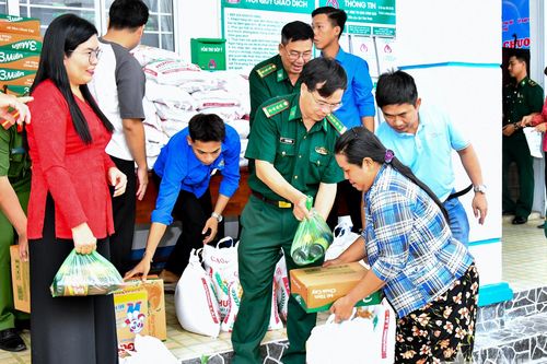 'Gian hàng 0 đồng' mừng lễ Sene Dolta của đồng bào Khmer
