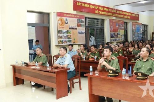 Lớp tập huấn công tác văn hóa trong Công an nhân dân tham quan Trường Sĩ quan Không quân