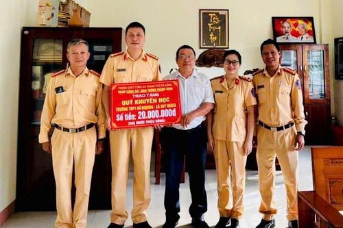 Tiếp sức học sinh khó khăn đến trường