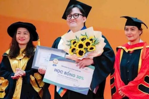 Thợ cơ khí trở thành thủ khoa ở tuổi 27