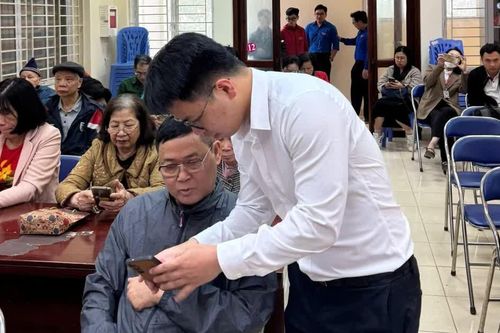 Thầy giáo trẻ mở lớp học 0 đồng, 'cầm tay chỉ việc' cho người lớn tuổi học công nghệ