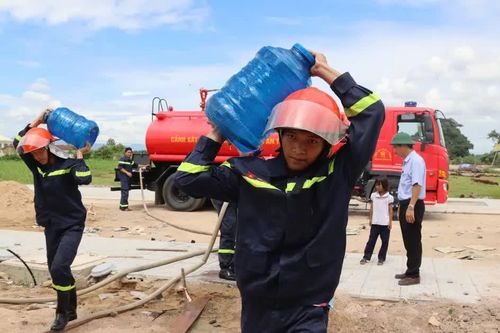 Công an chở nước giúp 300 người dân vùng tái định cư ở Gia Lai