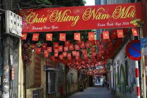 Băng rôn 'Chúc mừng năm mới 2026' vẫn treo nhiều nơi ở Hà Nội