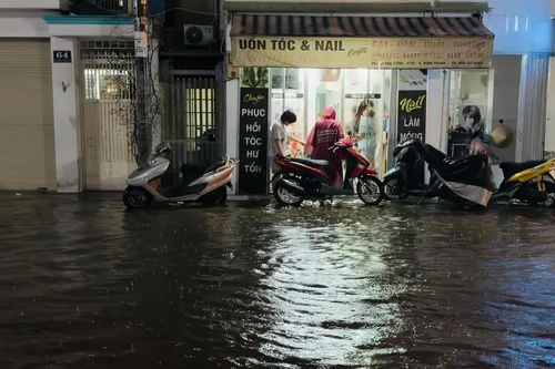TPHCM: Mưa lớn, đường ngập, kẹt xe giờ tan tầm