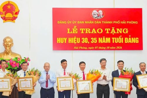 Hải Phòng: Đảng ủy UBND thành phố trao Huy hiệu Đảng tặng các đảng viên tiêu biểu