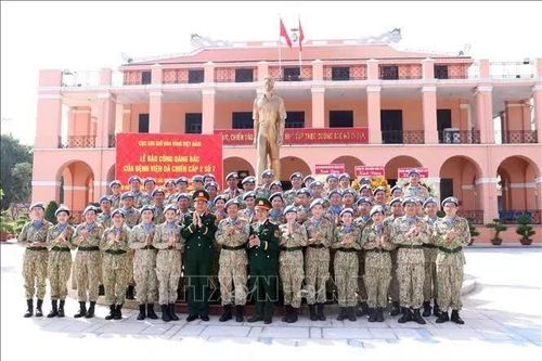 Lực lượng gìn giữ hòa bình Việt Nam báo công dâng Bác tại Bến Nhà Rồng