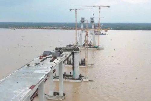 Vượt thử thách lớn từ thời tiết cực đoan, cầu Đại Ngãi tăng tốc về đích