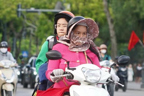 Hà Nội se lạnh trong sáng sớm, người dân khoác áo ấm ra đường