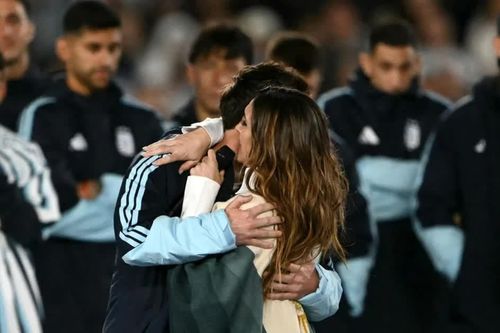 Messi ôm chặt nữ ca sĩ