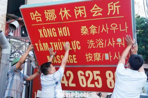 Bắc Ninh tháo dỡ loạt biển hiệu chữ nước ngoài vi phạm
