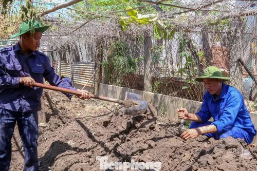 Bóc tách từng lớp đất tìm dấu vết liệt sĩ hy sinh trong hầm