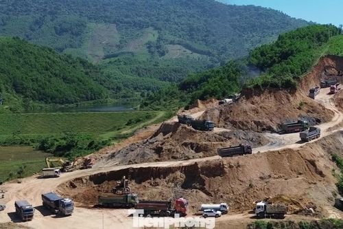 Phú Thọ: Rầm rộ bạt núi 'tận thu' đất đá, bụi bay trắng trời