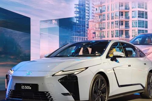 Xe điện Lexus đầu tiên tại Việt Nam chốt giá dưới 3 tỷ đồng