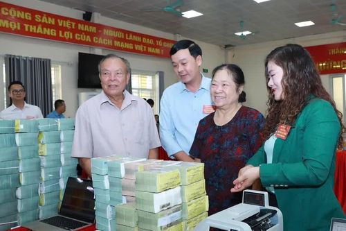 GPMB Quốc lộ 1A: Máy đếm tiền chạy hết công suất, người dân mang bao tải tiền về