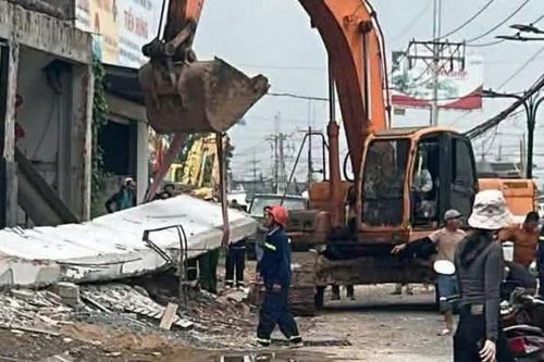 Sập ô văng bê tông khi đang sửa nhà, một người tử vong