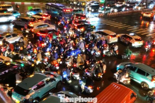 Đường phố ngập sâu, giao thông TPHCM rối loạn trong cơn mưa lớn giờ tan tầm