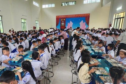 Phụ huynh cam kết đưa con trở lại lớp sau một tháng nghỉ học vì sáp nhập trường