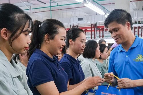 Tặng quà cho đoàn viên, lao động hoàn cảnh khó khăn, thu nhập thấp