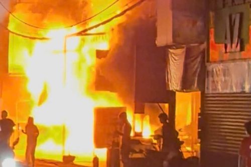 TPHCM: Cháy dữ dội cửa hàng xe máy sau tiếng nổ lớn, lan sang 2 nhà kế bên