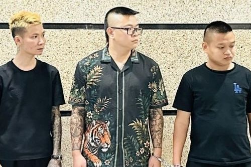 Nữ nhân viên quán karaoke bị giữ trong container, ép 'gánh nợ' thay 3 người bỏ trốn
