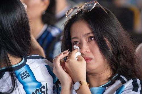 Fan hâm mộ ở TP.HCM thổn thức vũ điệu cuối cùng Messi và Argentina