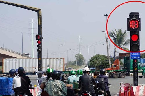 Có nên tắt máy khi dừng đèn đỏ lâu hay để xe nổ máy liên tục?