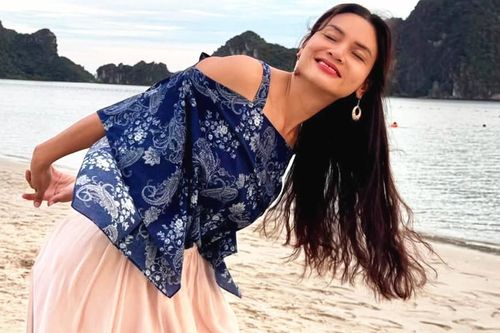 NSND Phạm Phương Thảo lả lơi bên biển, chủ tịch Trịnh Kim Chi trẻ đẹp U60