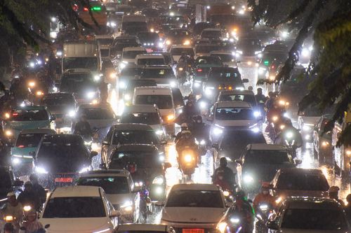 TPHCM lại mưa lớn kèm sấm sét, nghìn người chật vật vì ngập và kẹt xe