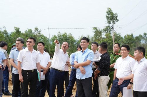 Phó Chủ tịch Thường trực UBND tỉnh Bùi Thanh An kiểm tra mỏ đá xây dựng và đất san lấp