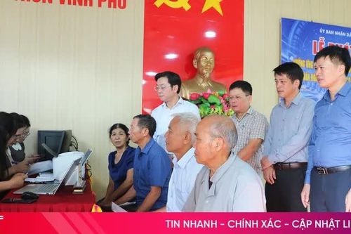 Cẩm Xuyên ra mắt mô hình 'Nhà văn hóa thôn - Điểm hỗ trợ dịch vụ công và các tiện ích số'