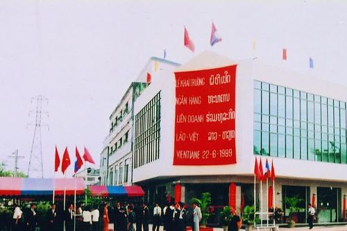 Ngân hàng Việt Nam mở rộng kết nối tài chính với Lào