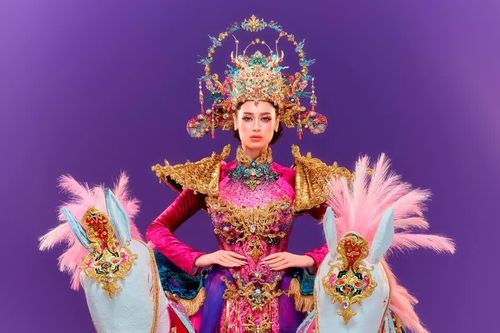 Emoura Phạm bị nhầm là... nhân sự hậu trường trước giờ thi