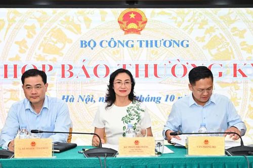 Bộ Công Thương thông tin về việc để doanh nghiệp tự quyết giá xăng dầu