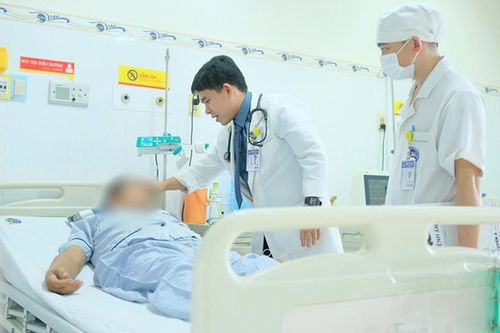 Người đàn ông 57 tuổi nhập viện cấp cứu sau bữa tối, bác sĩ cảnh báo dấu hiệu nguy hiểm