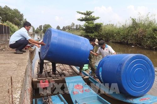 Trao dụng cụ chứa nước cho người dân ứng phó sớm El Nino