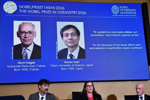 Nobel Hóa học 2026 vinh danh hai nhà khoa học tìm ra lời giải cho bí ẩn hóa học tồn tại hơn một thế kỷ