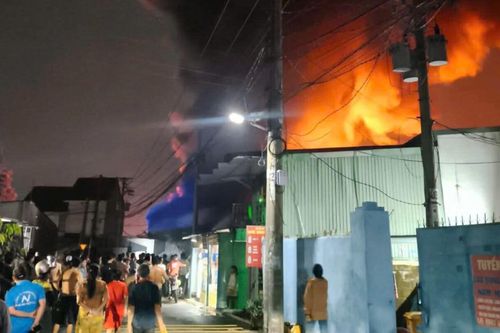 TP.HCM: Công ty sơn chìm trong biển lửa