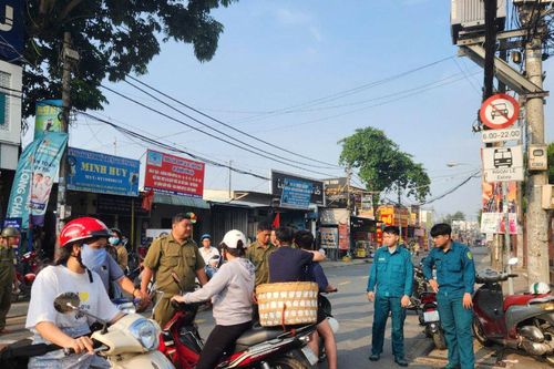 Cháy lớn cửa hàng xe máy, 2 người bị thương