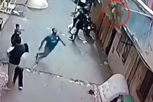 Ai Cập: Bé trai rơi khỏi ban công, người hàng xóm hành động trong tích tắc
