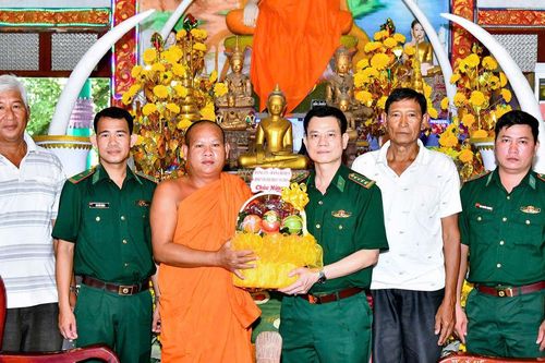 BĐBP TP Cần Thơ thăm, chúc mừng 23 chùa Khmer dịp Lễ Sene Dolta