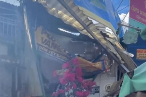 Xe tải lao vào tạp hóa, 3 người trọng thương