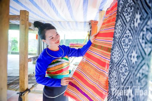 Khi nghề dệt thổ cẩm thành “đặc sản”