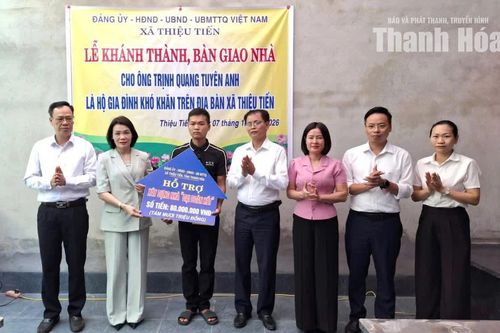 Bàn giao nhà Đại đoàn kết cho hộ nghèo tại xã Thiệu Tiến