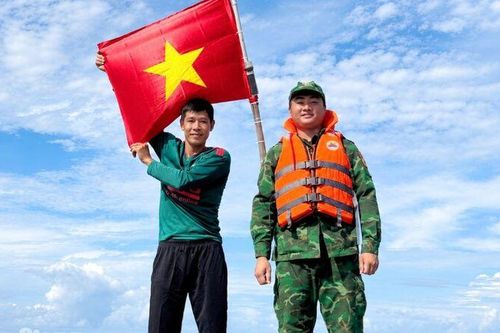 Giữa biển khơi, tình quân - dân thêm gắn bó