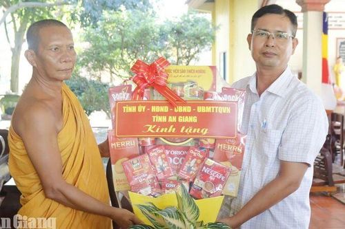 Thăm, tặng quà các chùa Phật giáo Nam tông Khmer, chức sắc, cán bộ hưu trí
